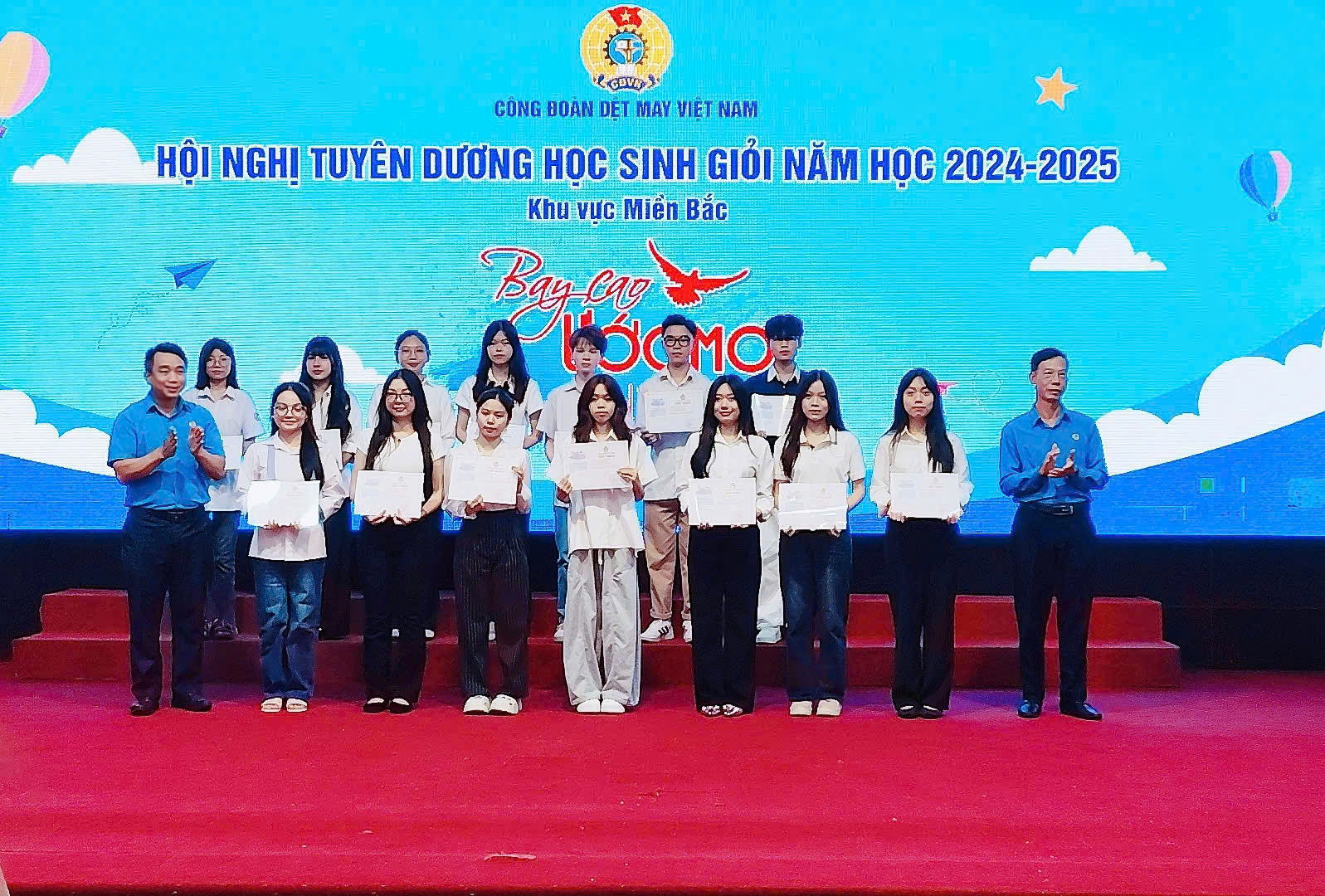 Hội nghị biểu dương, khen thưởng học sinh, sinh viên là con CNVCLĐ ngành Dệt May đạt thành tích xuất sắc trong học tập và rèn luyện năm học 2024 – 2025