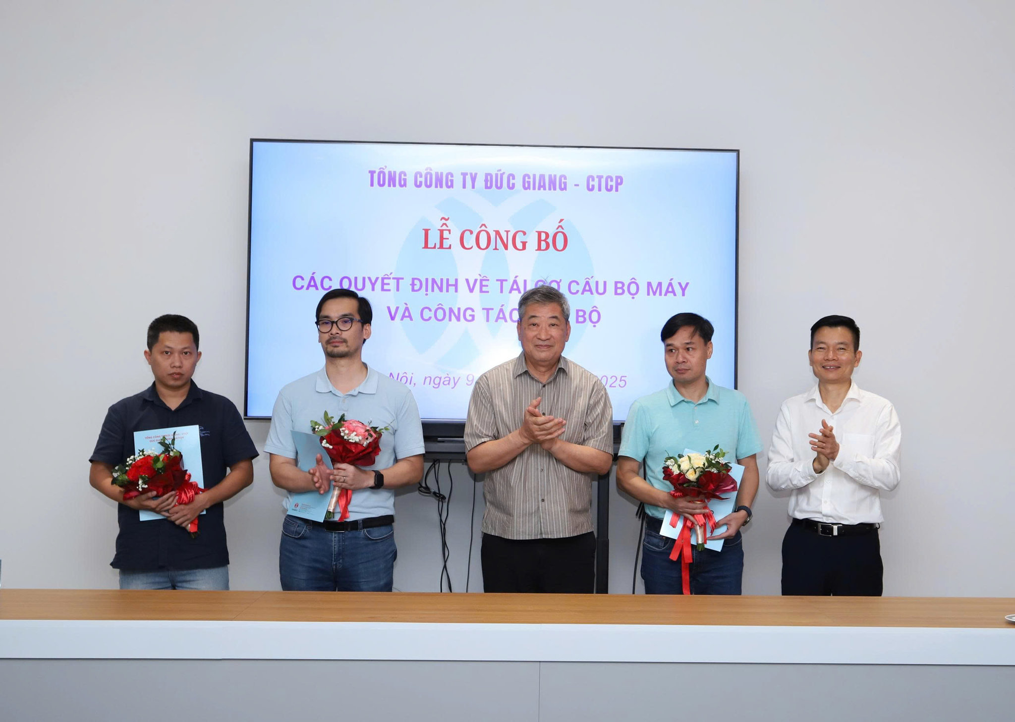 CÔNG BỐ CÁC QUYẾT ĐỊNH TÁI CƠ CẤU TRUNG TÂM SOURCING VÀ CÔNG TÁC CÁN BỘ TẠI TỔNG CÔNG TY ĐỨC GIANG