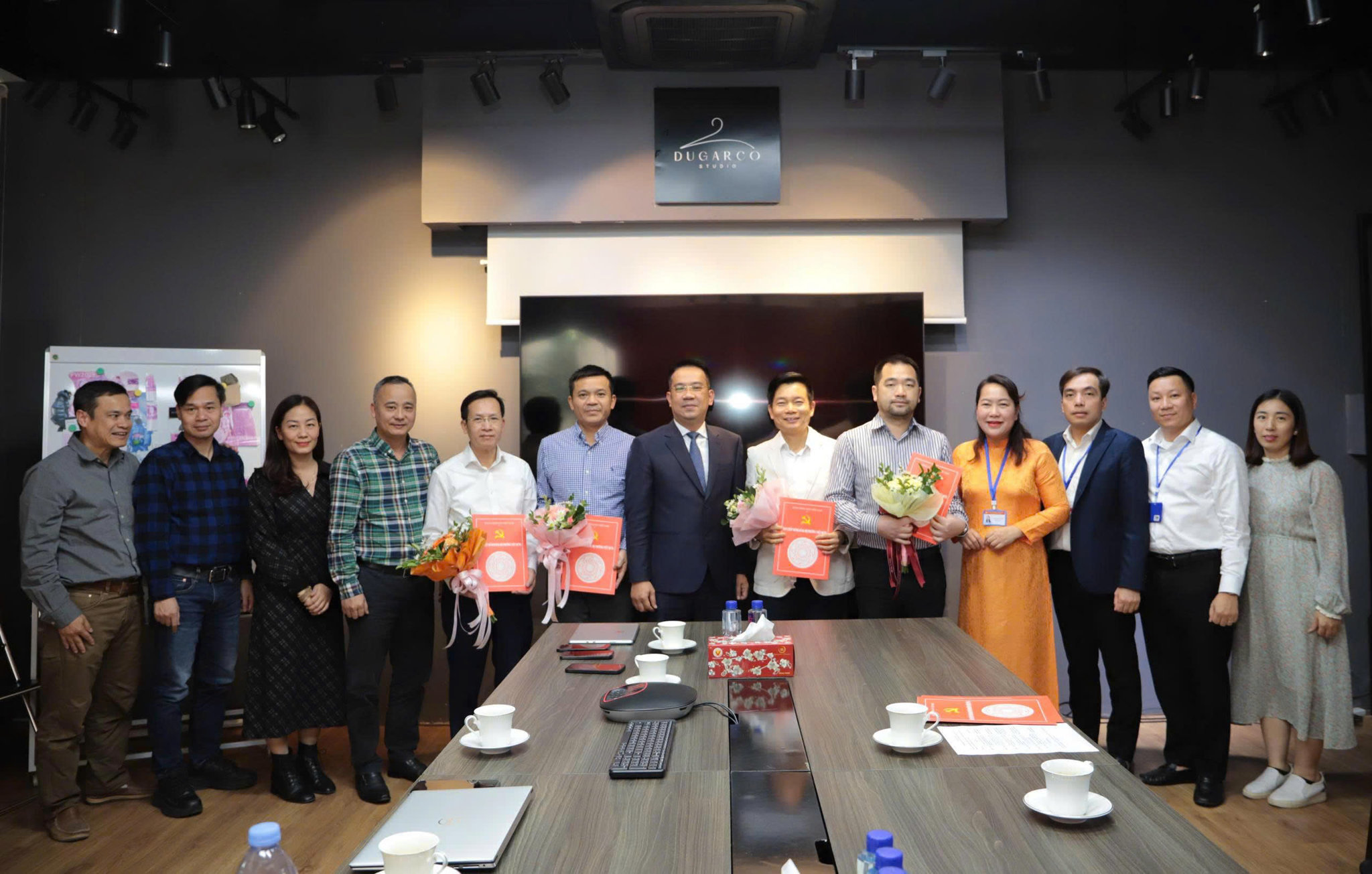 ĐẢNG ỦY PHƯỜNG VIỆT HƯNG, THÀNH PHỐ HÀ NỘI TRAO QUYẾT ĐỊNH CHUẨN Y CHỨC VỤ BÍ THƯ, PHÓ BÍ THƯ, THƯỜNG VỤ ĐẢNG ỦY NHIỆM KỲ 2025-2030 CHO LÃNH ĐẠO TỔNG CÔNG TY ĐỨC GIANG .