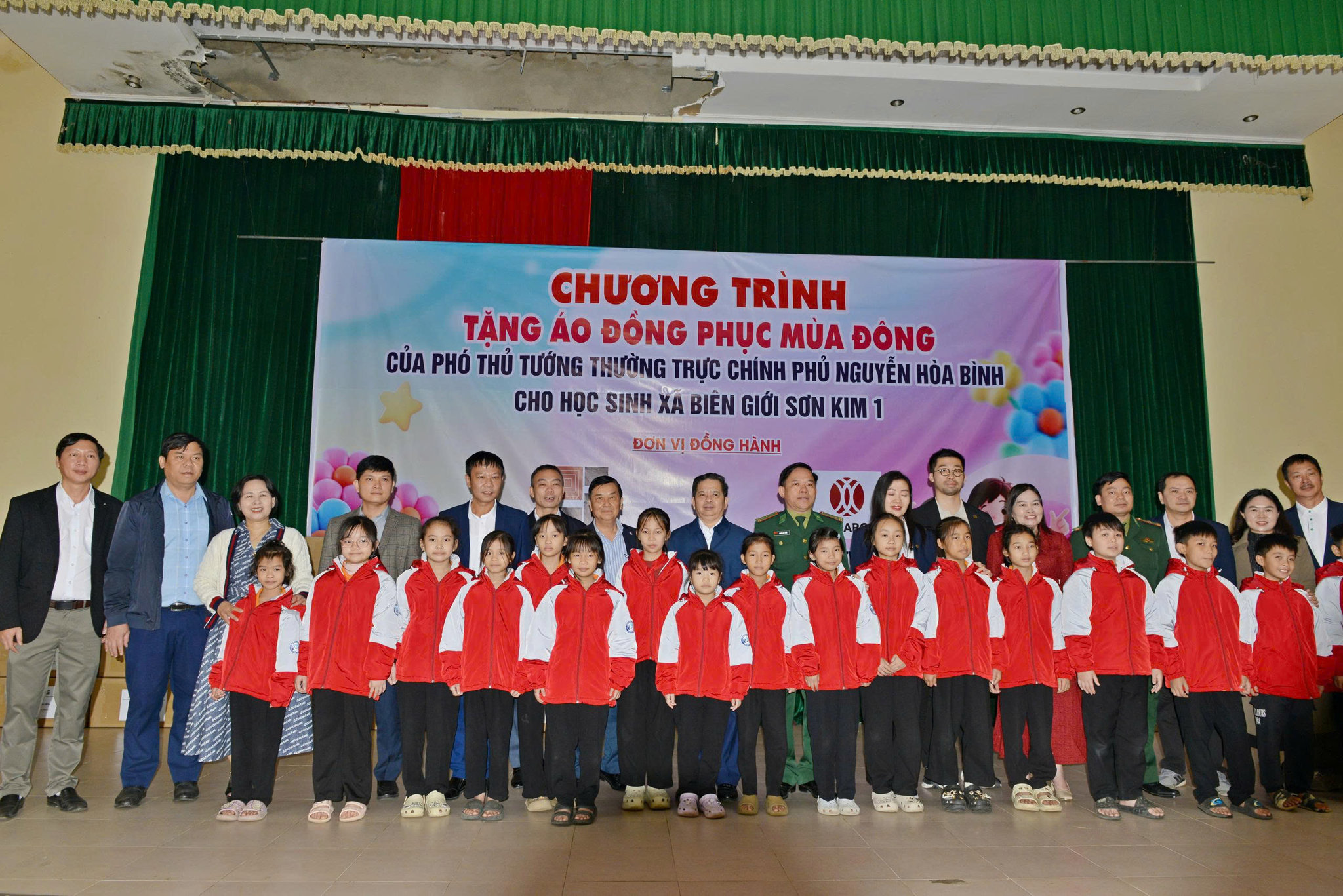  TCT ĐỨC GIANG VÀ CÔNG TY CỔ PHẦN ĐẦU TƯ VÀ PT HẠ TẦNG HOÀNG THÀNH TRAO TẶNG ĐỒNG PHỤC HOC SINH CHO TRƯỜNG TIỂU HỌC SƠN KIM 1 VÀ THCS KIM SƠN-HÀ TĨNH