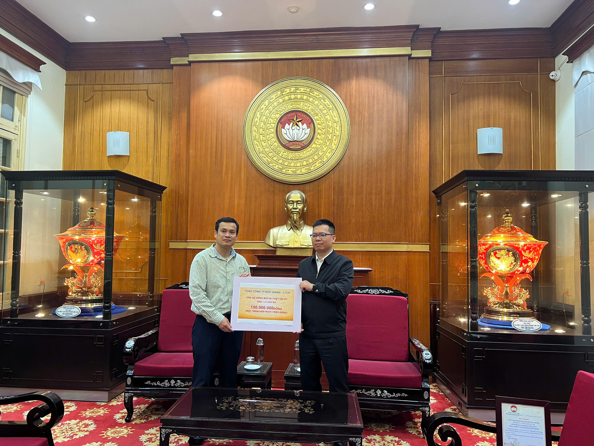 TỔNG CÔNG TY ĐỨC GIANG ỦNG HỘ ĐỒNG BÀO BỊ THIỆT HẠI DO BÃO LỤT 150 TRIỆU ĐỒNG